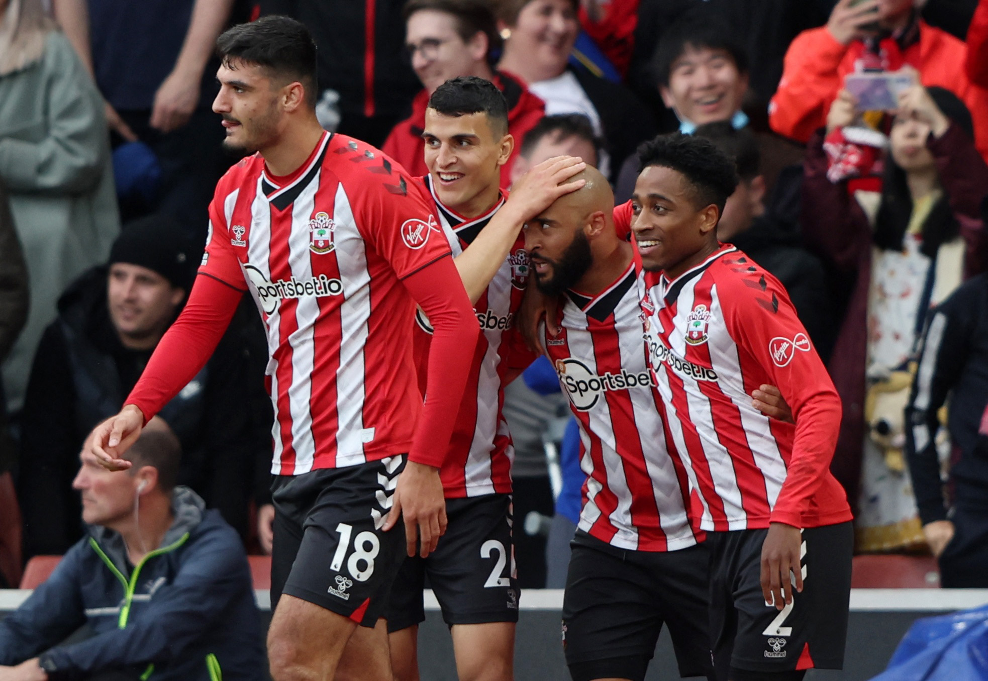 足球英超双红会爆发冲突，多人吃黄牌（英超双红会火药味十足，多人染黄）