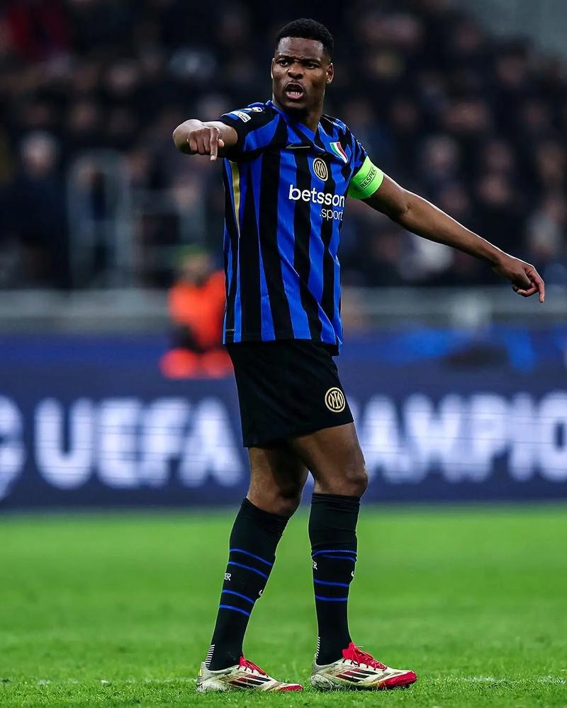 绽放北京足球披金挂银女足、青训、群众赛事均创佳绩（北京足球捷报频传：女足争金夺银，青训与群众赛事齐创佳绩）