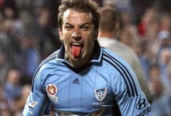 晚旗报：阿森纳旧将帕尔特伊即将加盟黄潜，将签约1+1年（据晚旗报，前阿森纳中场帕尔特伊接近加盟比利亚雷亚尔，合同为1+1年）