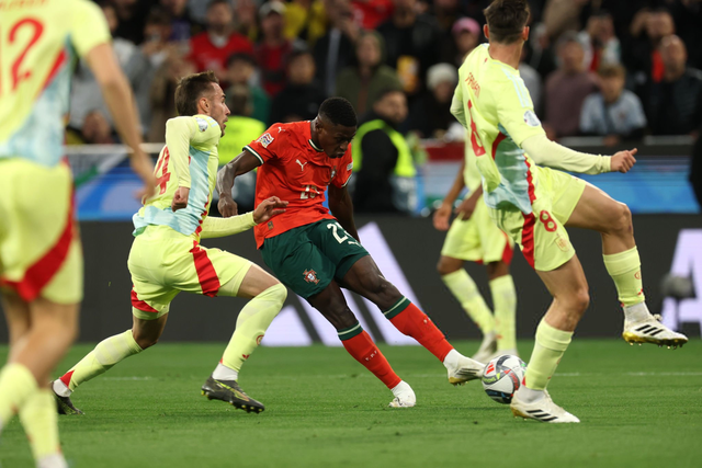 阿森纳欧冠小组／联赛阶段取得10连胜，仅次于拜仁和利物浦（阿森纳欧冠小组赛及联赛阶段豪取10连胜，位列拜仁、利物浦之后）