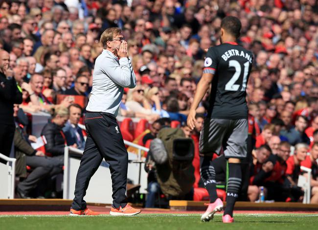 张外龙：曾跟球迷承诺一定会回到重庆；跪谢最努力的球员们（张外龙称曾许诺定会回到重庆，跪地感谢最拼的球员）