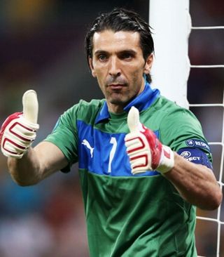 图片报：诺伊尔参加了拜仁周五训练，对阵弗赖堡可以首发上场（图片报：诺伊尔已参加拜仁周五合练，战弗赖堡可首发出战）