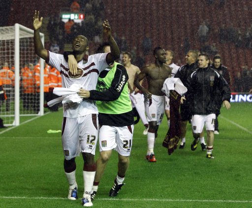 奎因五项基础数据均排在本届新秀前五，总助攻第一（奎因五大基础数据全部跻身本届新秀前五，助攻总数领跑）