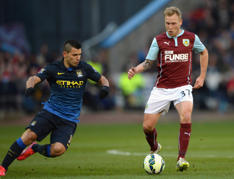 足球巴萨主帅称赞中场新核：不可替代（巴萨主帅力挺中场新核 称其不可或缺）